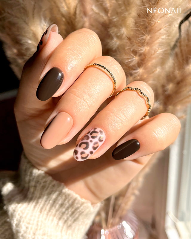 Stylisation with leopard print